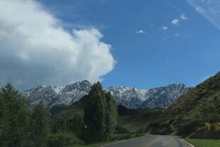 山间公路旁的壮丽雪山景