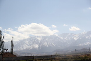 雪山远景风光