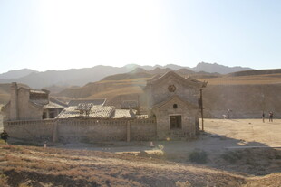 沙漠中的古老建筑遗迹