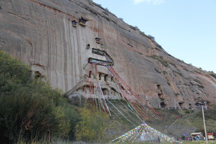 山崖上的古代建筑遗迹