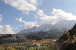 山间美景 蓝天白云映山峦