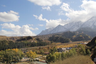 秋日山间小镇美景