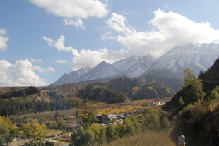 山间美景 远观壮丽雪山