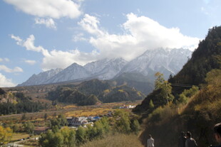 山间美景 蓝天白云映山峦