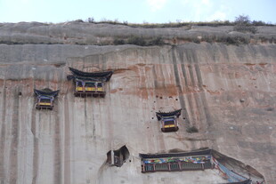 悬崖上的古老建筑奇观