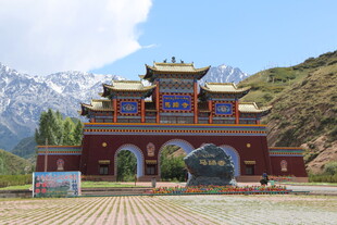 藏式风格建筑 雪山背景