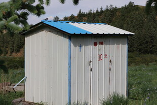 户外简易白色小屋