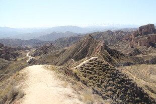 山间土路 壮阔地貌景观