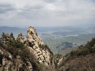 巍峨山峰俯瞰广袤大地