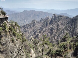 山间峻岭景色壮丽
