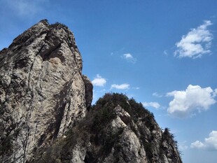 巍峨山峰映蓝天