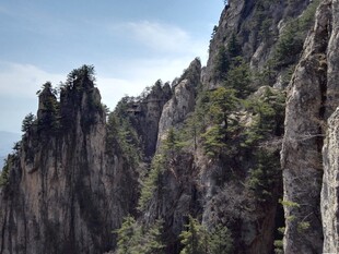 峻峭山峰绿意点缀