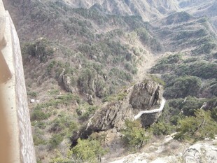 山间蜿蜒公路景色壮美