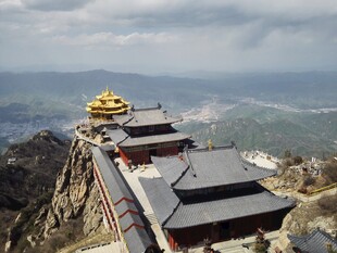 山顶古建筑群俯瞰美景