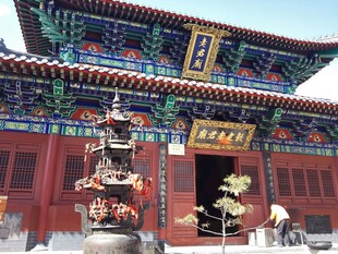 中式古建筑前的香炉景观