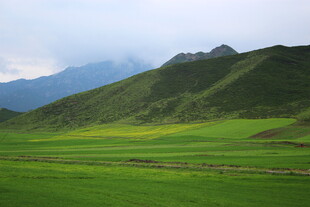 草原山峦美景