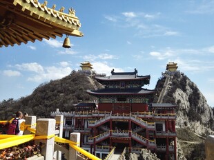 古建楼阁于山间壮丽景观
