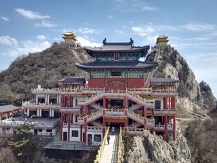 悬崖上的壮丽中式古建筑