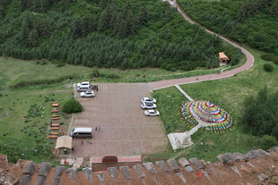 俯瞰山间停车观景处