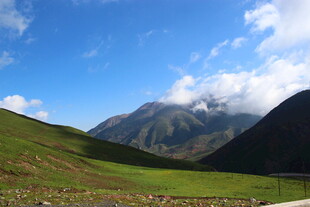 山间绿野 蓝天白云美景