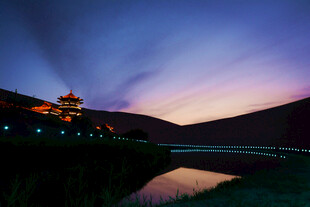 湖畔古建夜景 霞光映美