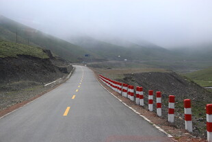 山间雾中蜿蜒公路