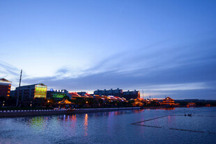 城市河畔绚丽夜景