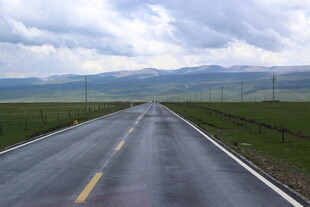 草原公路 通向远方风景