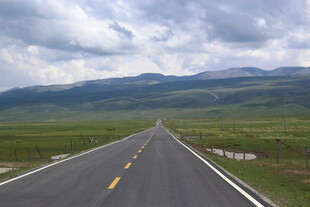 草原公路伸向远方