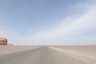 沙漠中的空旷公路