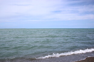 海边风景 海浪轻拍沙滩