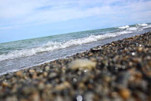 海边碎石滩 海浪轻拍