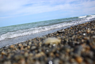 海边砾石滩 海浪轻拍