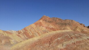 五彩斑斓的壮丽山峰