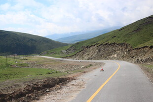 蜿蜒山路穿行于青山之间