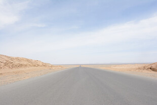 沙漠中的空旷公路