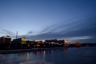 黄昏河畔城市美丽夜景