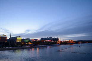 河畔夜景 城市灯火映水面