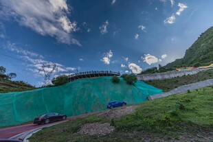 山间蓝湖旁的蜿蜒公路