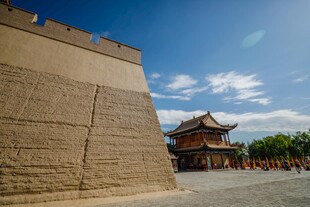 嘉峪关古城墙与中式建筑