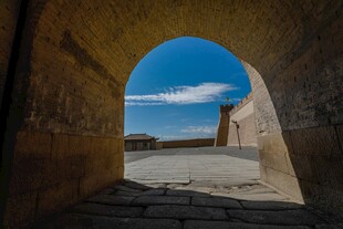 拱门眺望蓝天白云风景