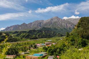 山间绿野中的美丽景致
