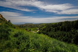 山间绿野 蓝天白云美景