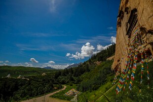 山间经幡装点的壮美风景