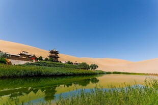 沙漠中的绿洲与古建筑景观