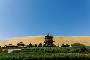 沙漠中的中式古建筑景观