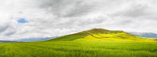 草原山丘美景