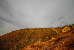 黄昏下的山丘景色