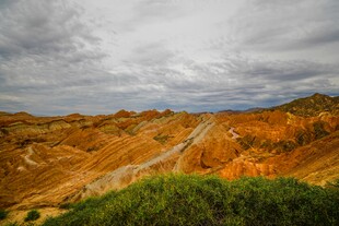 壮丽多彩的山间蜿蜒公路