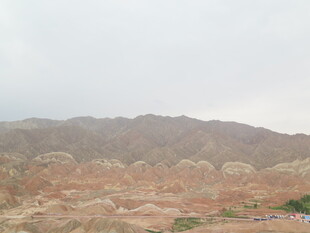 荒凉山丘景观
